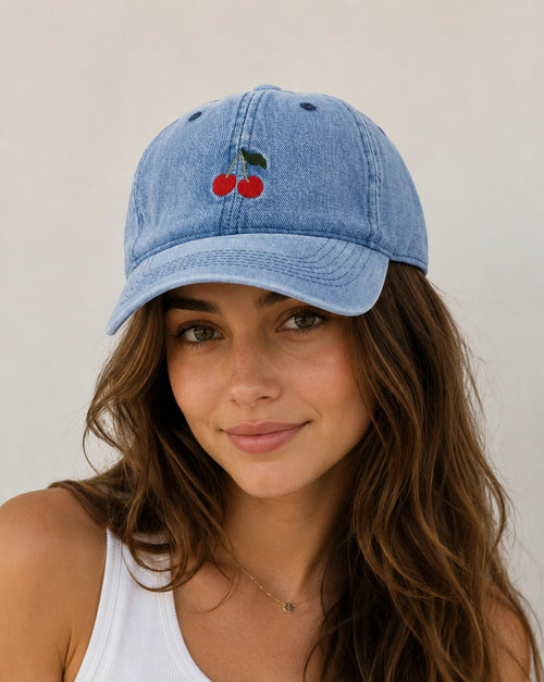 Casquette en coton bleu jean BROCK avec broderie cerises rouges et vertes à l'avant.