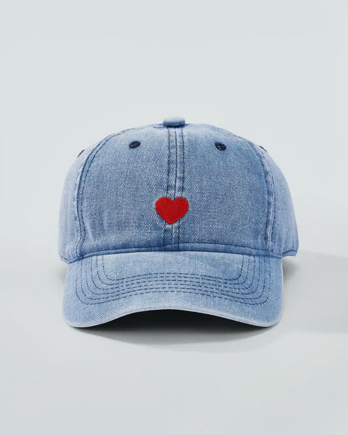 Casquette en jean bleu délavé BROCK avec broderie cœur rouge à l'avant, coton.