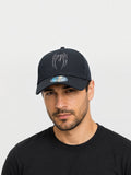 Homme portant une casquette noire BROCK avec logo Spider-Man en silicone et visière arrondie