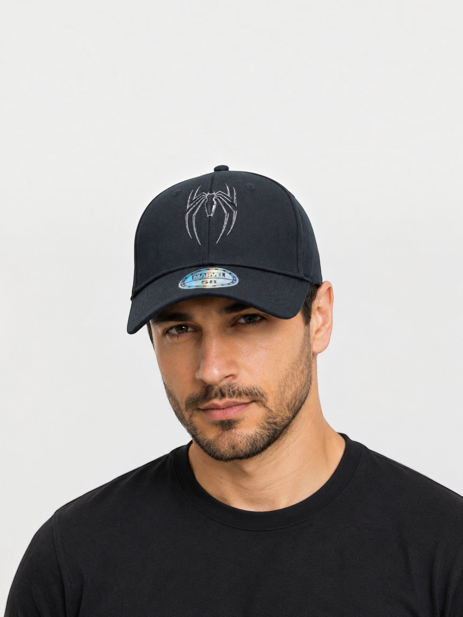 Homme portant une casquette noire BROCK avec logo Spider-Man en silicone et visière arrondie