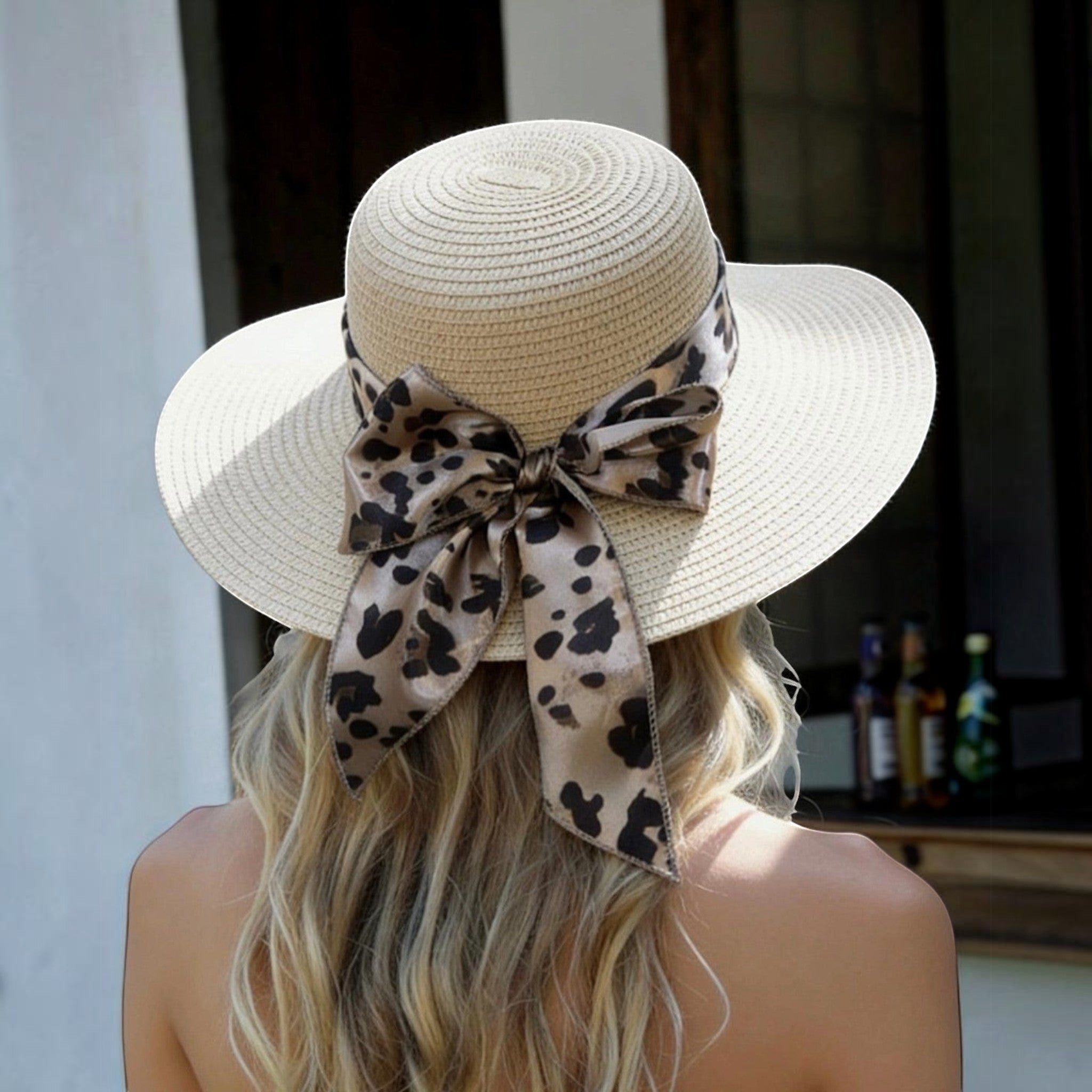 Chapeau d'été  en paille imitation avec ruban léopard et nœud, idéal pour la plage