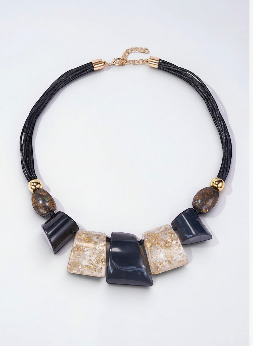BROCK collier fantaisie en résine et corde noire avec pendentifs rectangulaires et ovales, détails dorés.