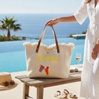 Grand sac cabas de plage BROCK en toile beige avec anses en cuir, motif St. Tropez et bords effilochés au bord de l'eau