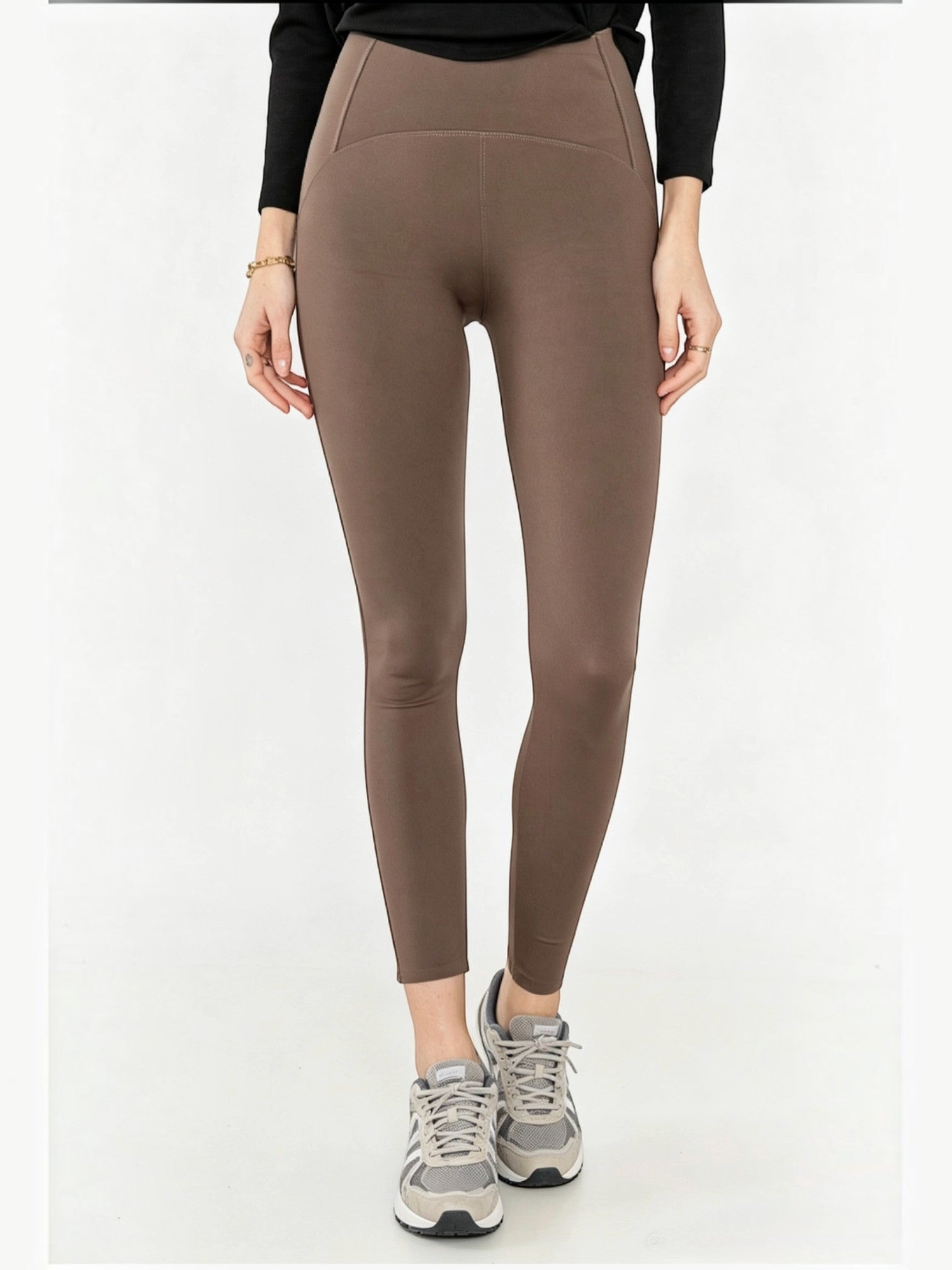BROCK high-waisted brown elastic polyamide yoga leggings with a slim fit, worn by a model with grey sneakers.
