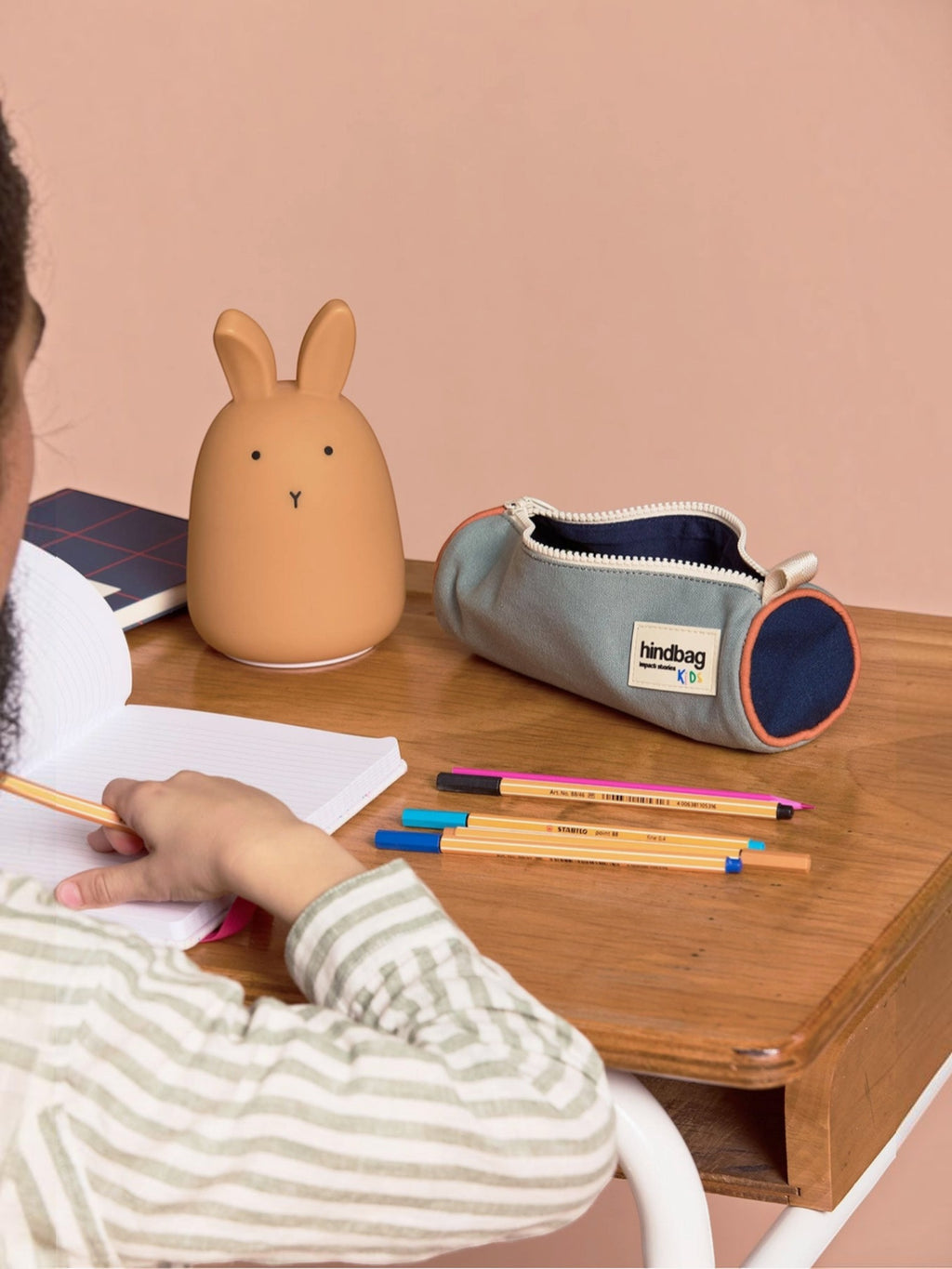 BROCK HINDBAG Mia tricolore sage green round pencil case on a wooden desk with a rabbit lamp and pens