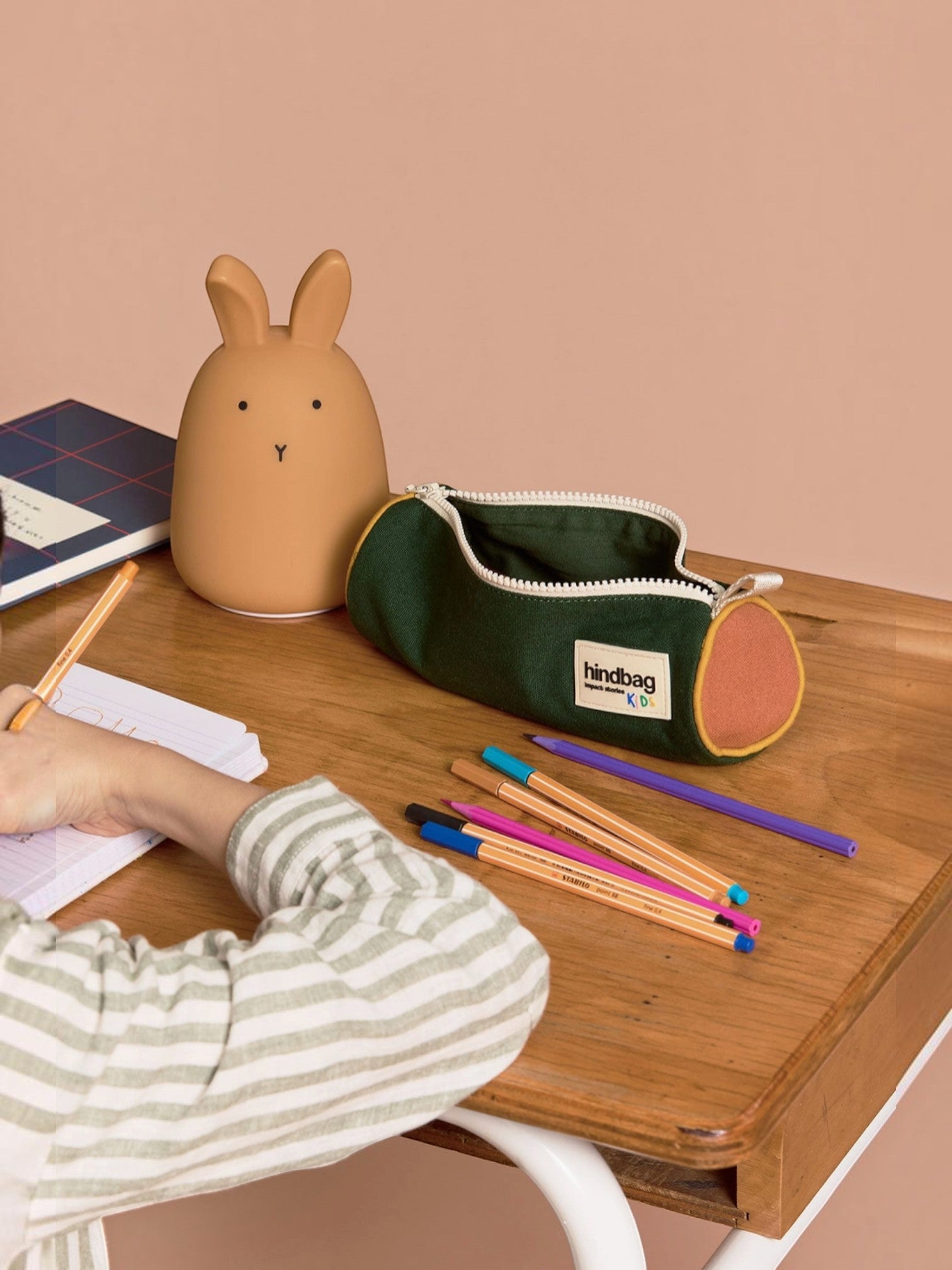 BROCK HINDBAG Mia tricolour sage green pencil case on a wooden desk with a rabbit lamp and school supplies