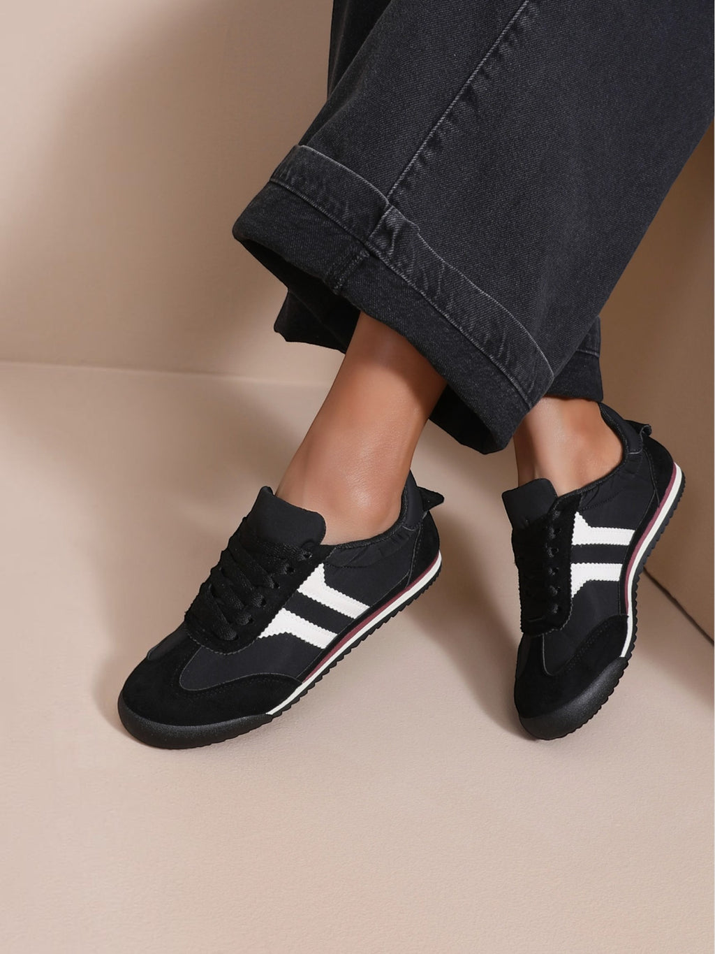 BROCK JOIA vintage style running sneakers in black with white side stripes and a comfortable sole