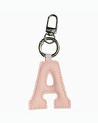 Charm bijou de sac BROCK LOUISA LEE en forme de lettre A rose en cuir avec mousqueton en acier