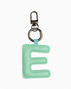Charm bijou de sac BROCK LOUISA LEE en forme de lettre E vert menthe en tissu avec mousqueton en acier