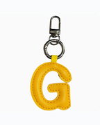 Charm bijou de sac BROCK LOUISA LEE en forme de lettre G jaune en tissu avec mousqueton en acier