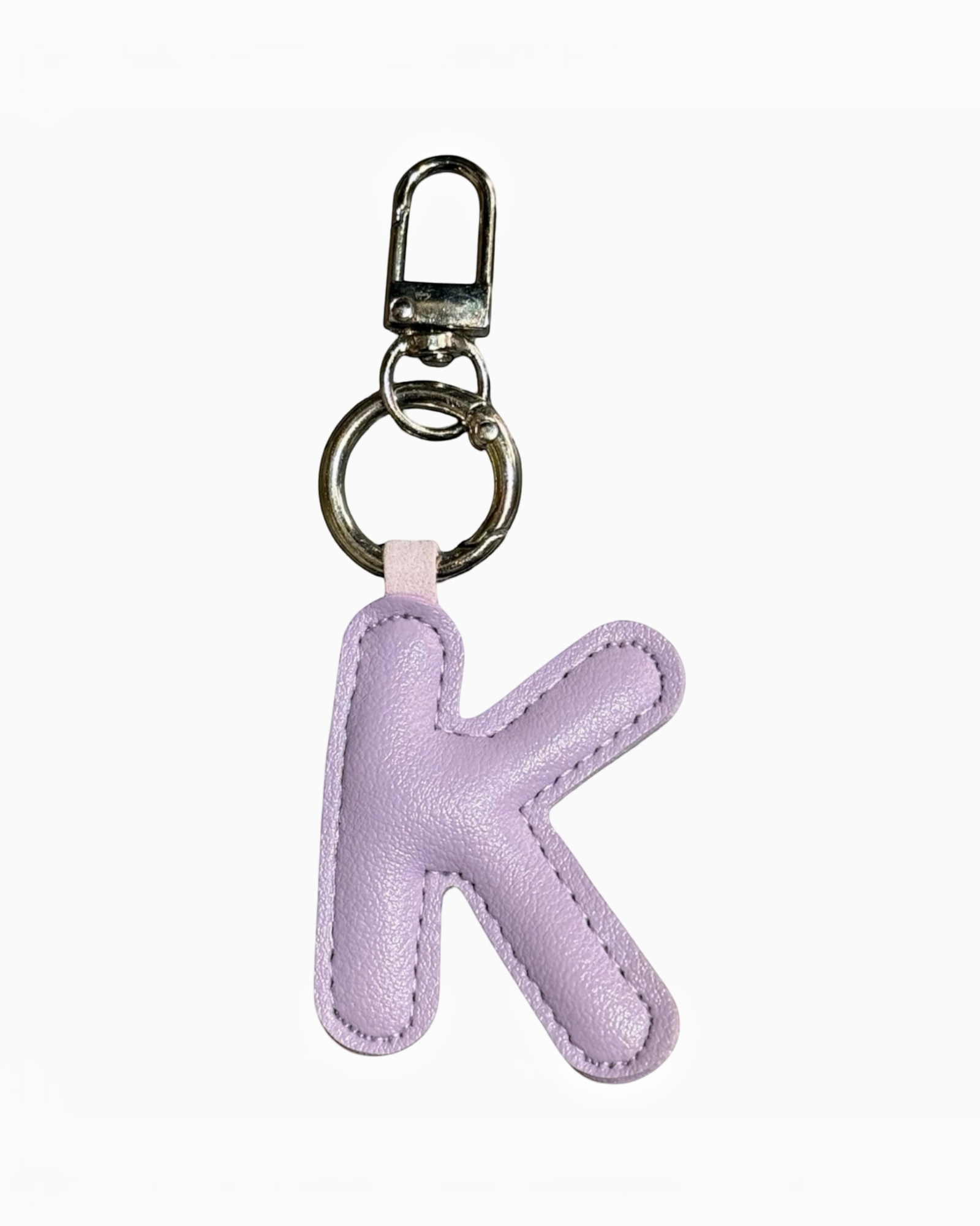 Charm bijou de sac BROCK LOUISA LEE en forme de lettre K rembourrée couleur lilas avec mousqueton en acier