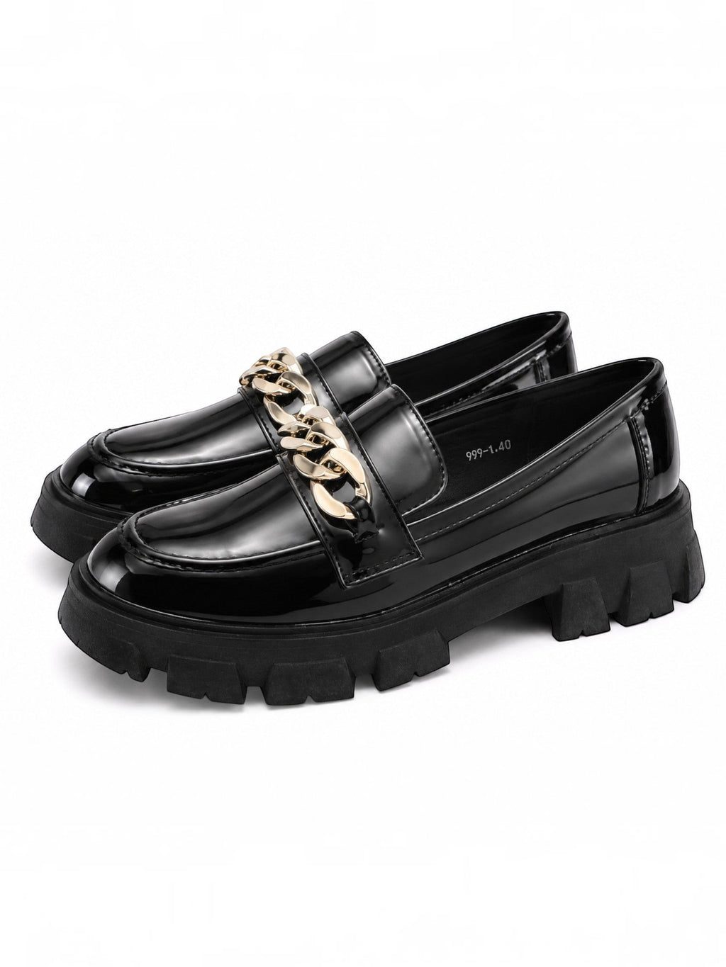 Mocassins BROCK noirs en similicuir verni avec chaîne dorée décorative et semelle épaisse crantée.