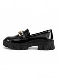 Mocassins BROCK en similicuir verni noir avec chaîne dorée et semelle épaisse crantée vue de profil