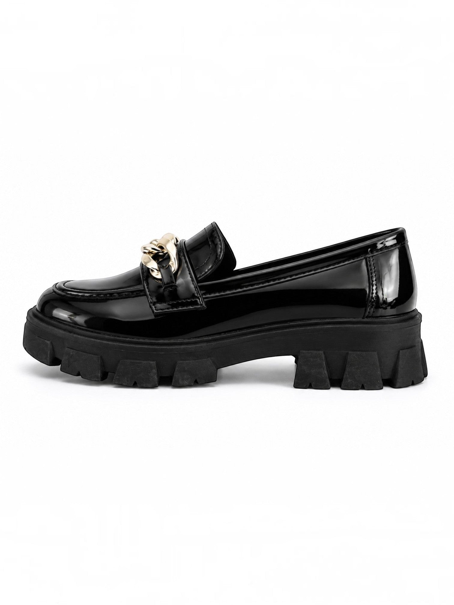 Mocassins BROCK en similicuir verni noir avec chaîne dorée et semelle épaisse crantée vue de profil