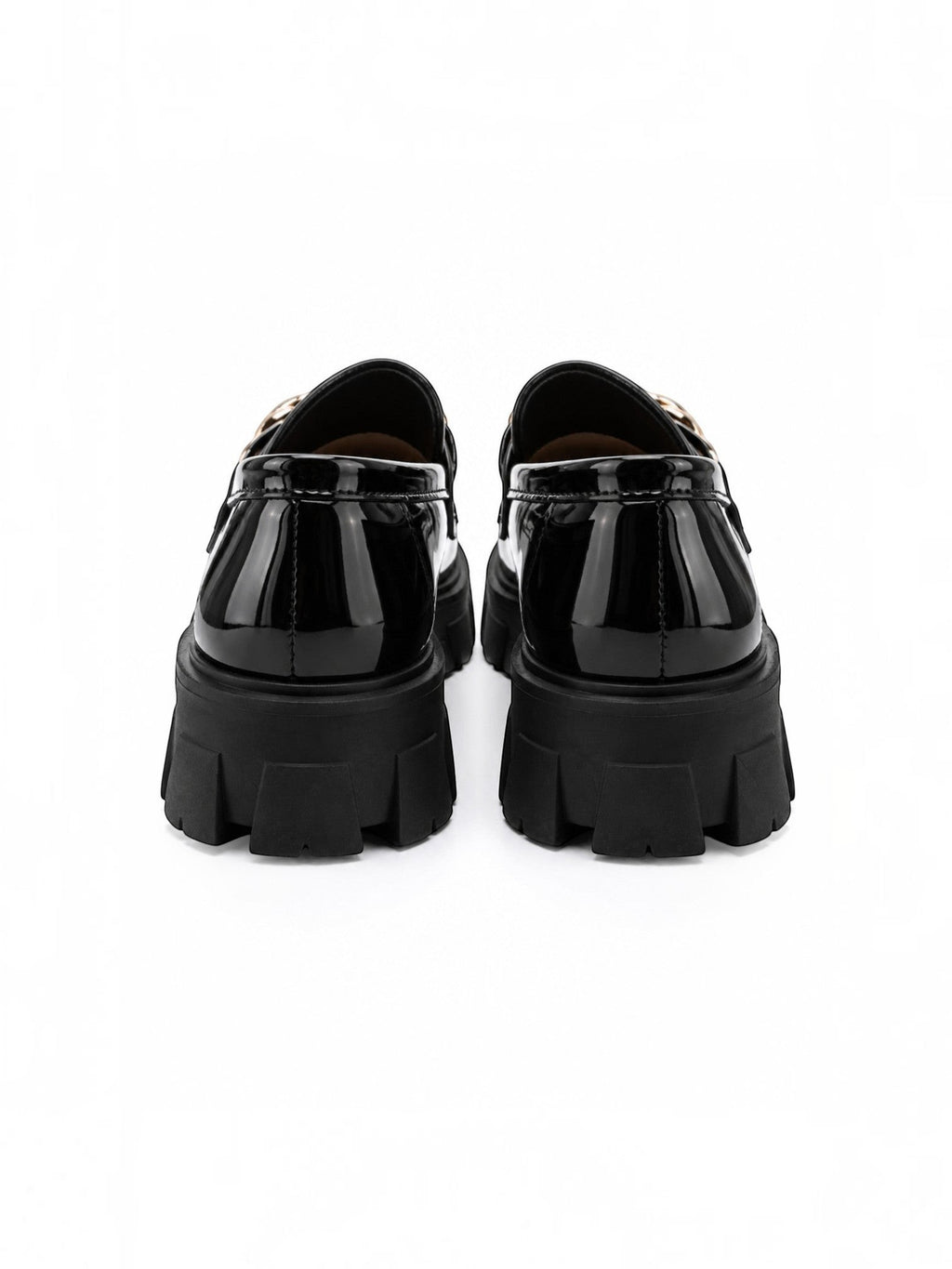 Vue arrière des mocassins BROCK en similicuir verni noir avec semelle épaisse crantée et détail chaîne dorée