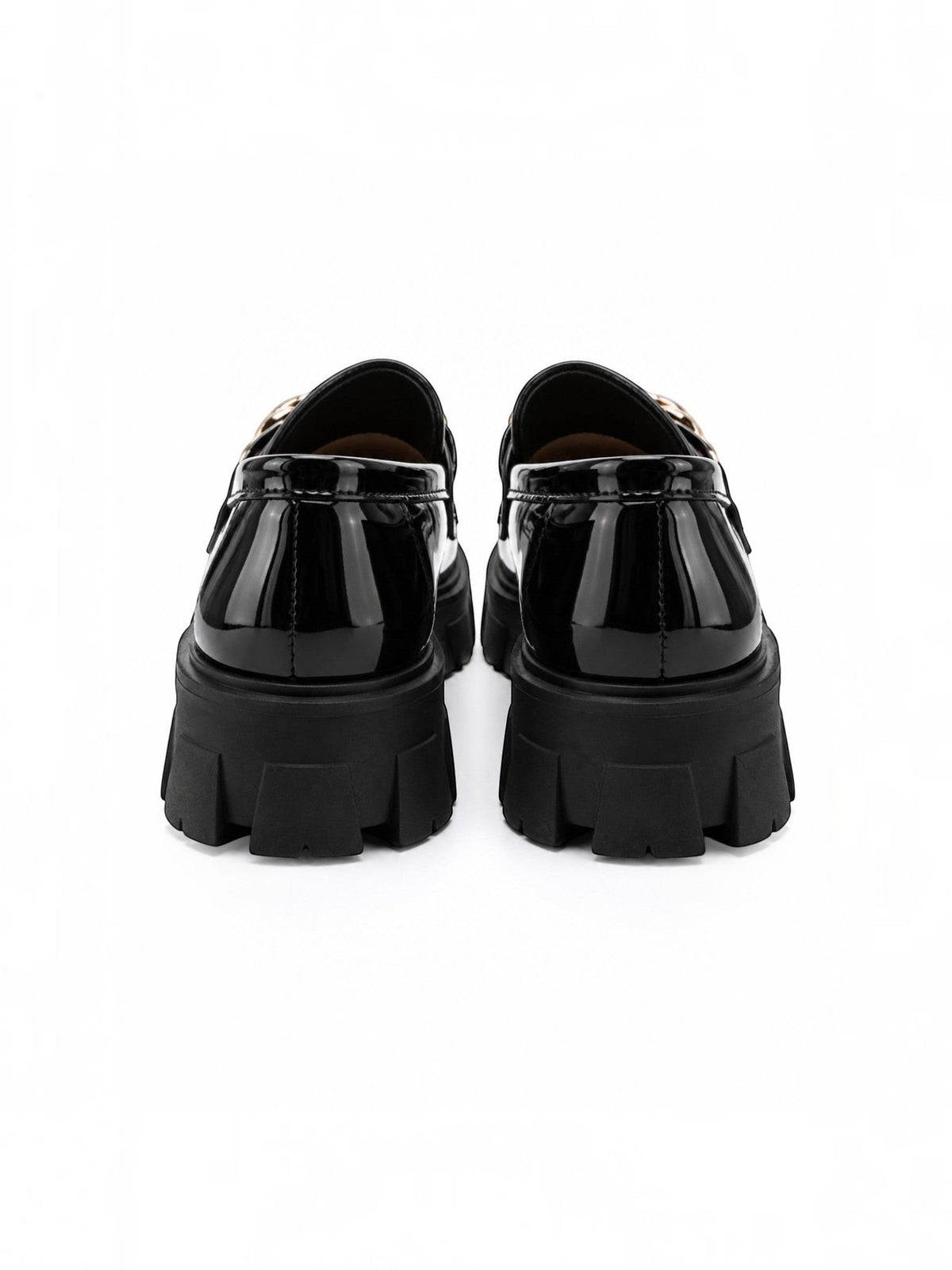 Vue arrière des mocassins BROCK en similicuir verni noir avec semelle épaisse crantée et détail chaîne dorée