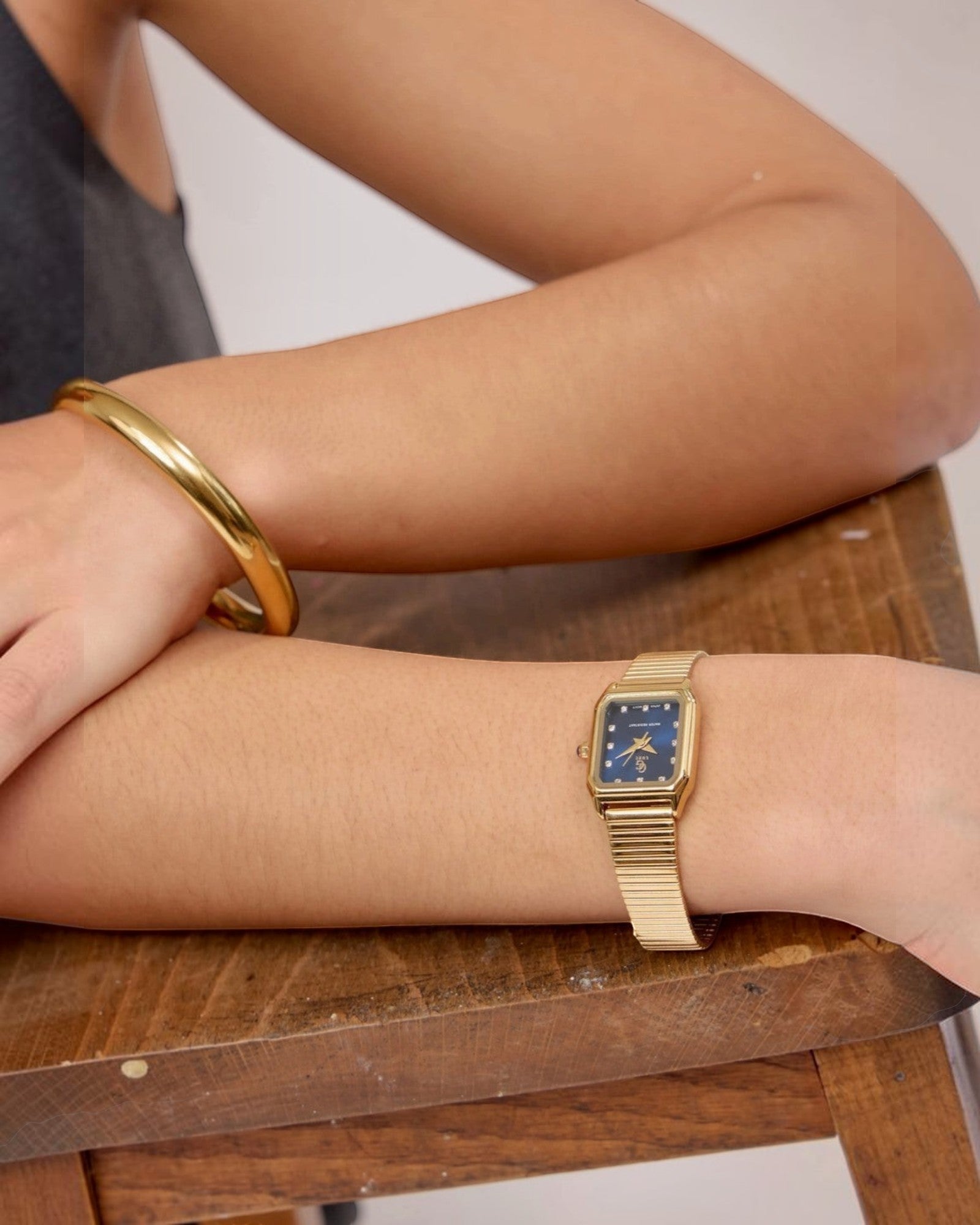 Montre Marlow GG LUXE WATCH dorée avec cadran bleu rectangulaire et index cristaux, bracelet mesh.