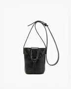 Pochette bandoulière noire INES DELAURE en PU, fermeture zippée et rabat, idéale pour le quotidien.