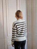 Vue de dos d'une femme portant un pull marinière BROCK en coton blanc à rayures noires avec bordures ondulées