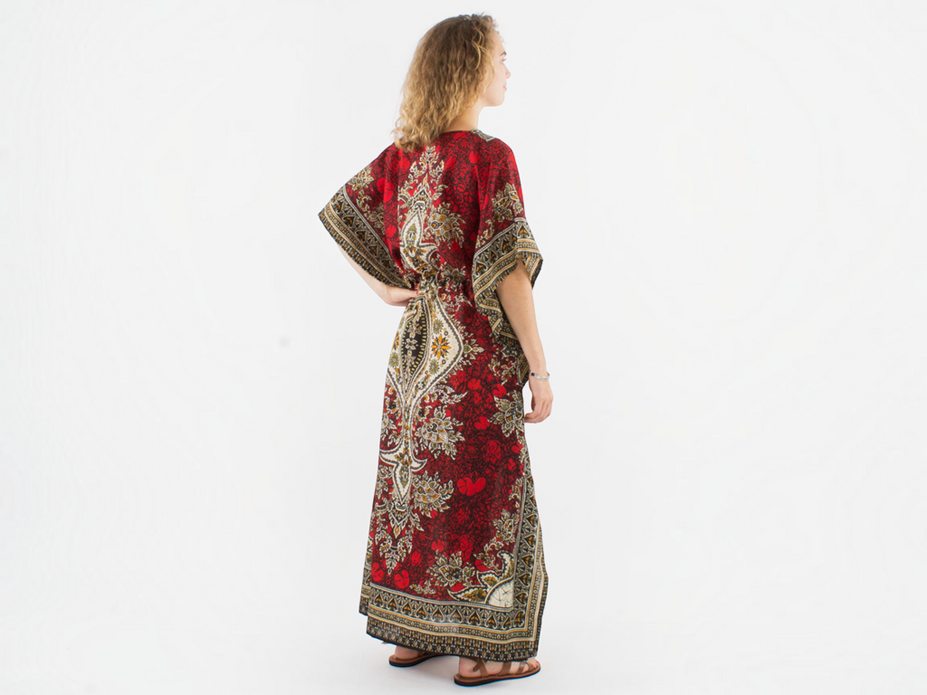 Robe longue kaftan BROCK COLINE en polyester rouge à imprimé bohème, vue de dos sur une femme