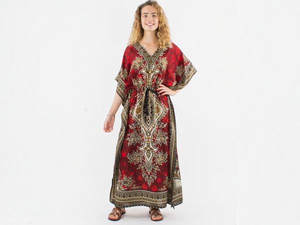 Modèle portant une robe longue kaftan BROCK à imprimé bohème rouge et motifs complexes, coupe fluide en polyester