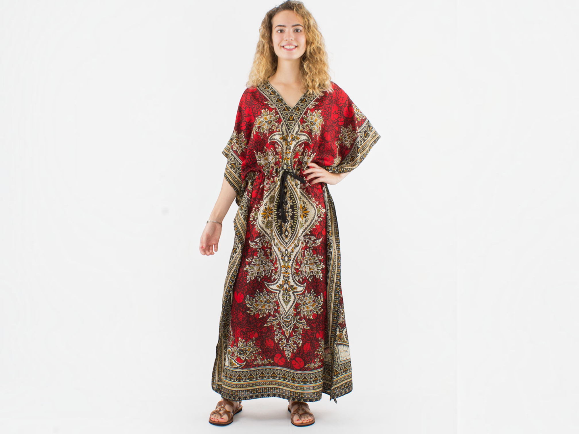Modèle portant une robe longue kaftan BROCK à imprimé bohème rouge et motifs complexes, coupe fluide en polyester
