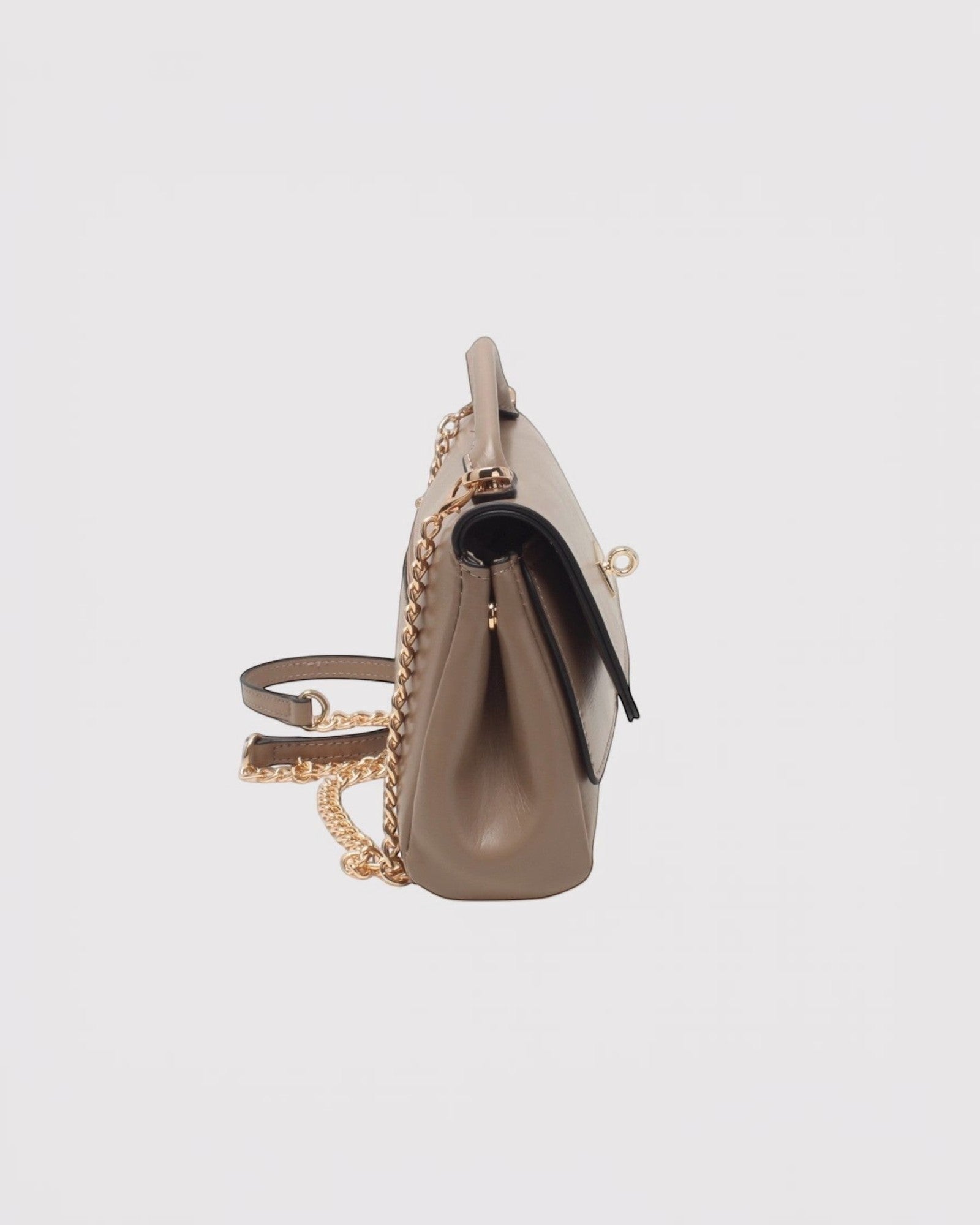 Sac baguette BESTINI en cuir beige avec chaîne dorée et fermoir tourniquet, bandoulière amovible.