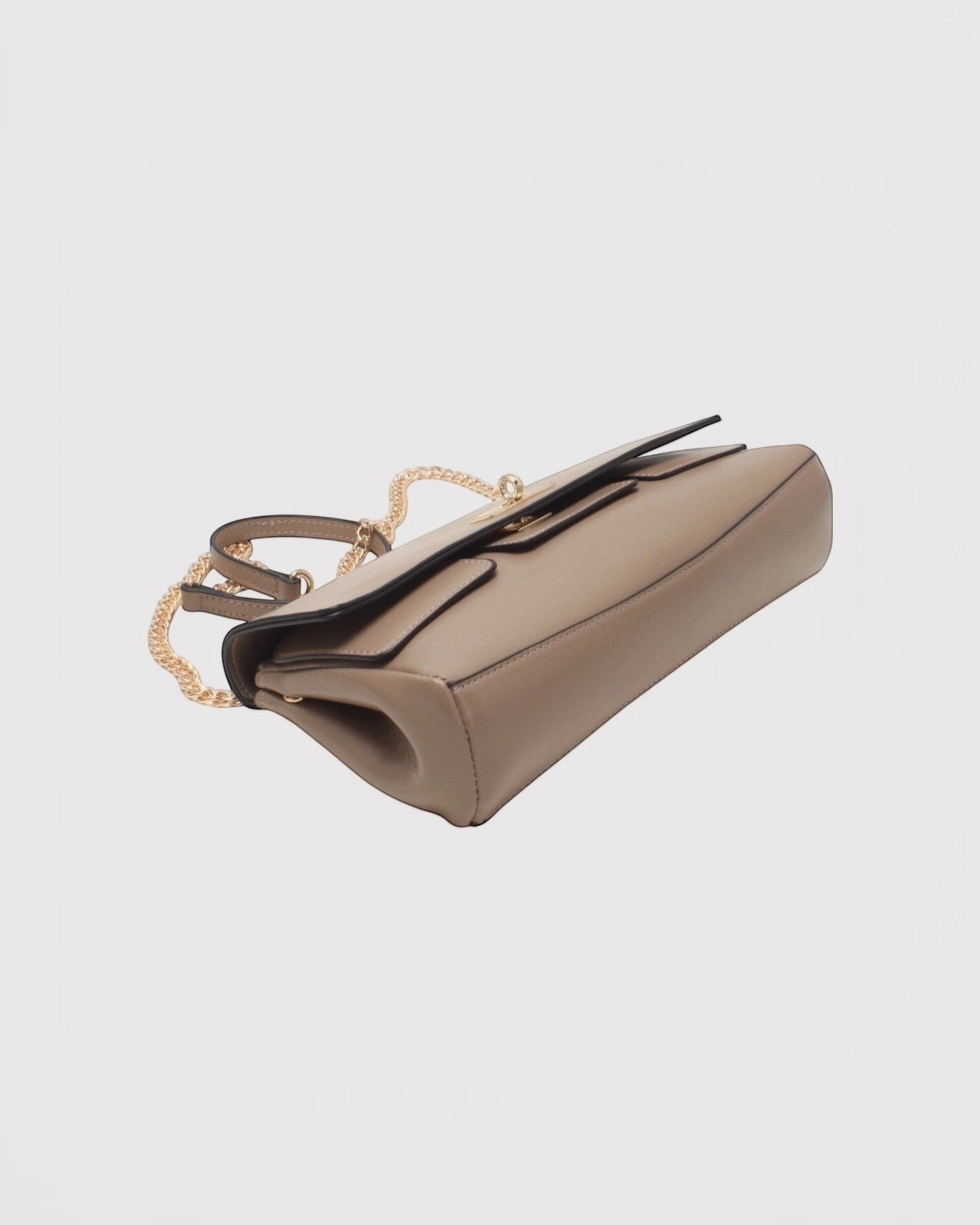 Sac baguette beige en cuir PU avec fermoir tourniquet doré et chaîne, par BROCK