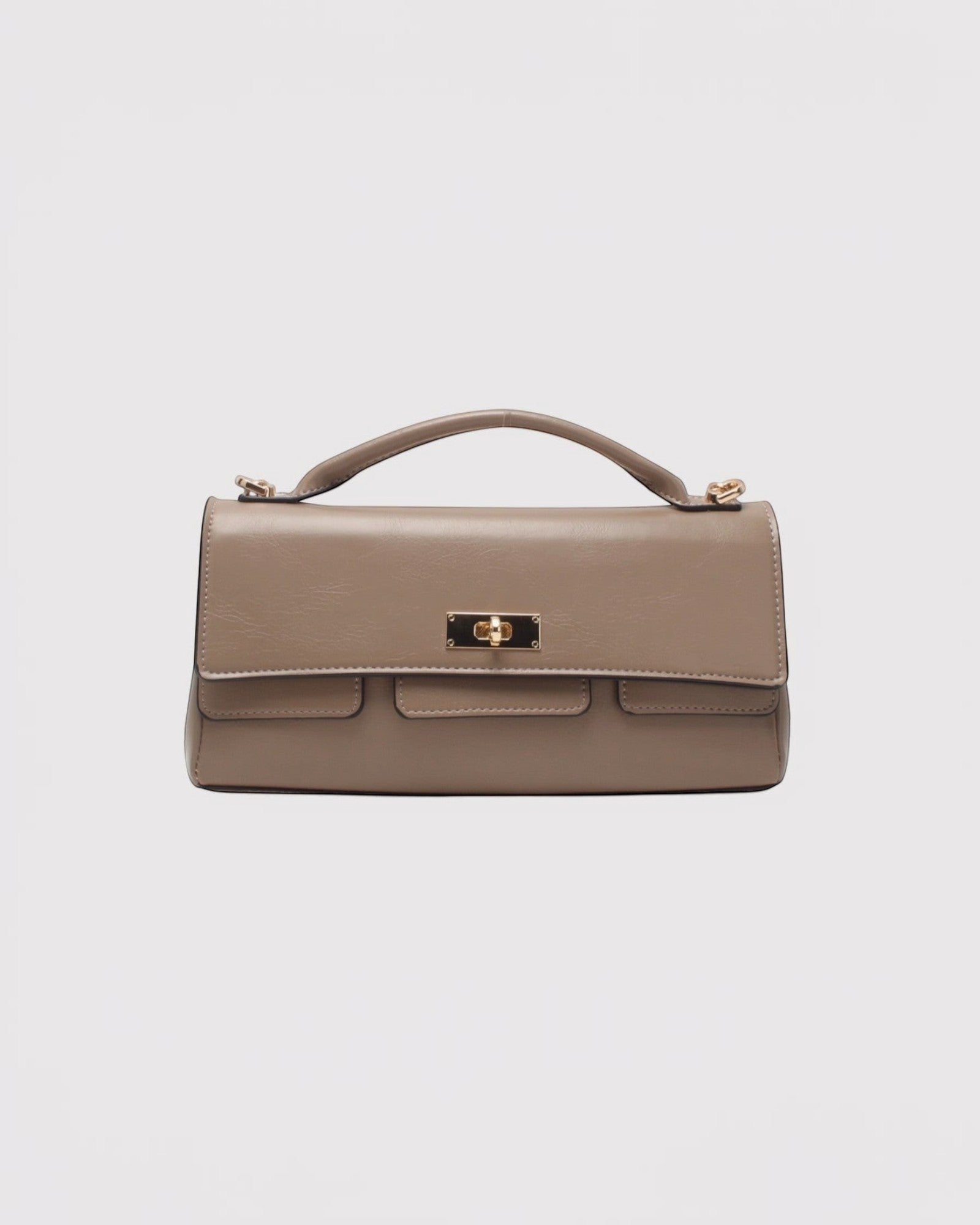 Sac baguette beige en cuir PU avec fermoir tourniquet doré et poignée supérieure. Marque BROCK.