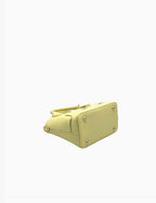 Sac bandoulière SUIE VALENTINI en cuir véritable jaune pâle, fabriqué à la main en Italie avec détails dorés.
