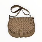 Sac bandoulière BROCK en cuir beige tressé avec bandoulière réglable et fermoir à bouton-pression vintage chic.
