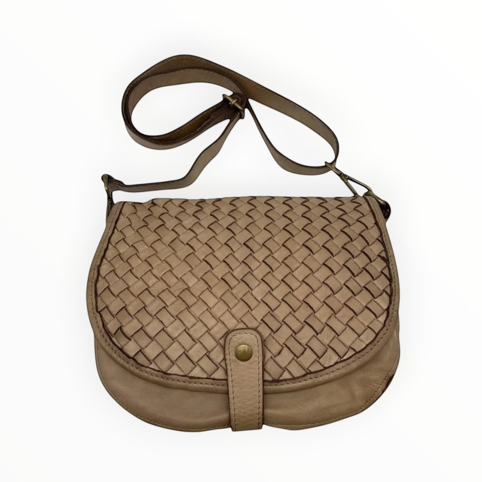 Sac bandoulière BROCK en cuir beige tressé avec bandoulière réglable et fermoir à bouton-pression vintage chic.