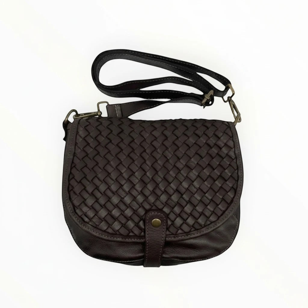 Sac bandoulière BROCK en cuir marron foncé tressé avec bandoulière réglable et détails en métal vieilli.