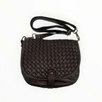 Sac bandoulière BROCK en cuir marron foncé tressé avec bandoulière réglable et détails en métal vieilli.
