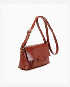 Sac bandoulière marron en PU de marque INES DELAURE avec fermeture zippée et rabat, idéal pour un usage quotidien.