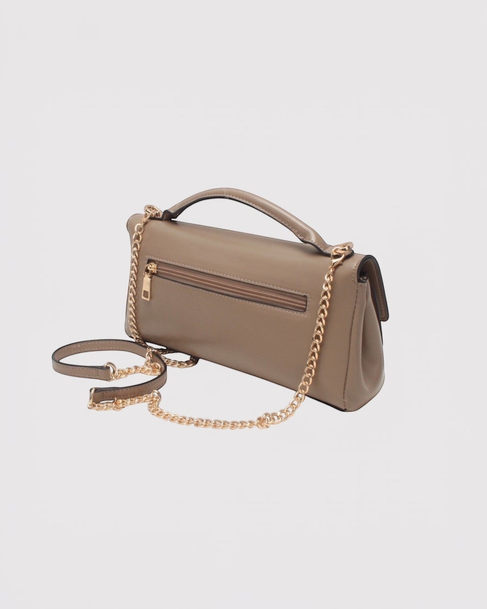 Sac bandoulière BESTINI en similicuir taupe avec chaîne dorée et fermeture tourniquet. Polyvalent, il se porte à la main ou à l'épaule.