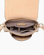 Sac bandoulière zippé à rabat INES DELAURE en PU beige avec plusieurs compartiments intérieurs et une poche extérieure zippée.