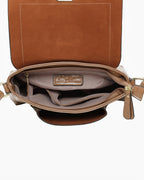 Sac bandoulière marron INES DELAURE en PU avec fermeture zippée et rabat, poches intérieures et extérieures.
