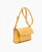 Sac bandoulière jaune en PU de marque INES DELAURE avec fermeture zippée et rabat, idéal pour un usage quotidien.