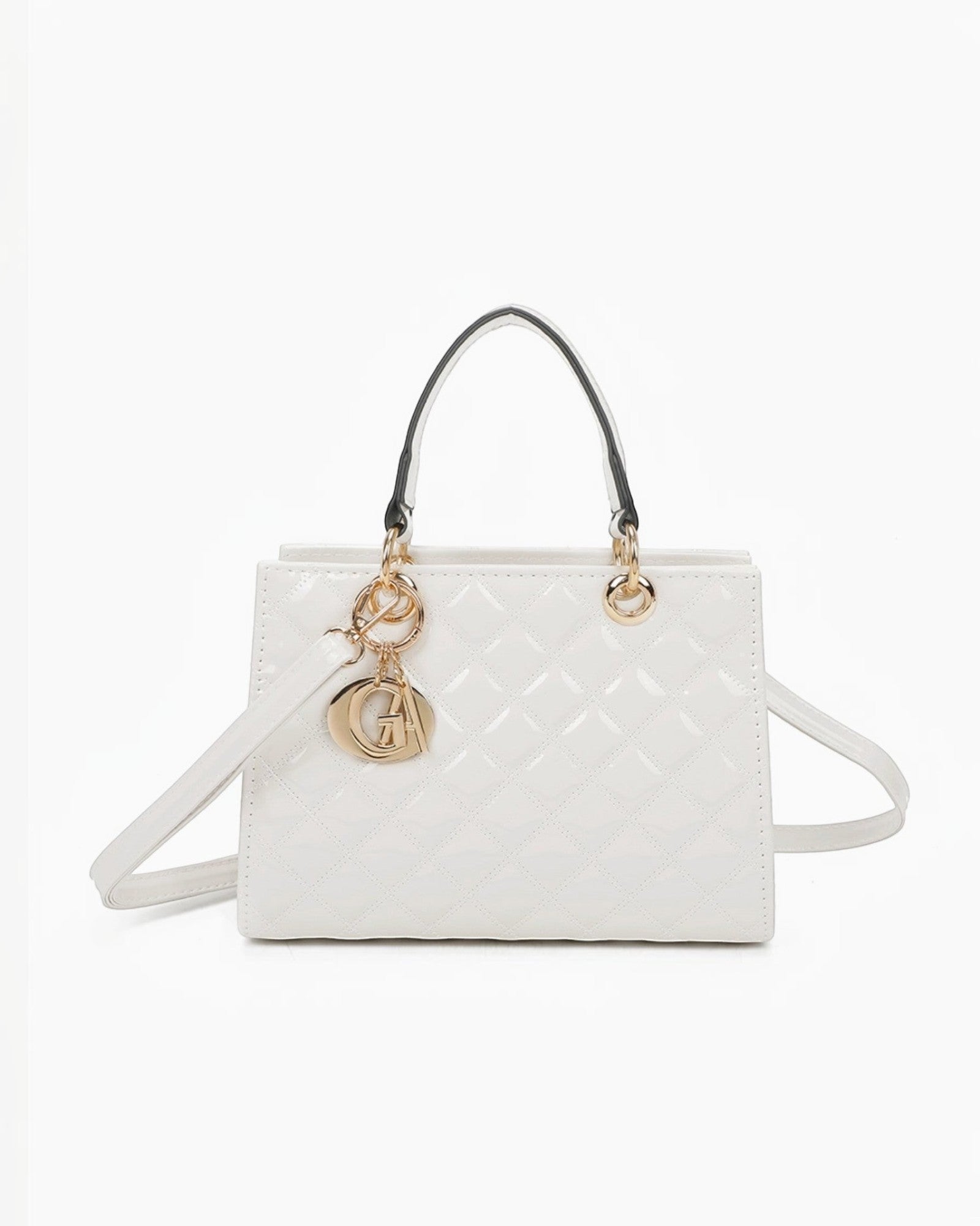 Sac à main blanc matelassé en simili cuir brillant GALLANTRY avec pendentif logo doré, bandoulière amovible.