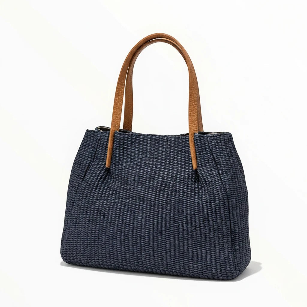 Sac à main bleu marine en raphia avec garnitures en cuir marron de la marque BROCK, anses en cuir marron.