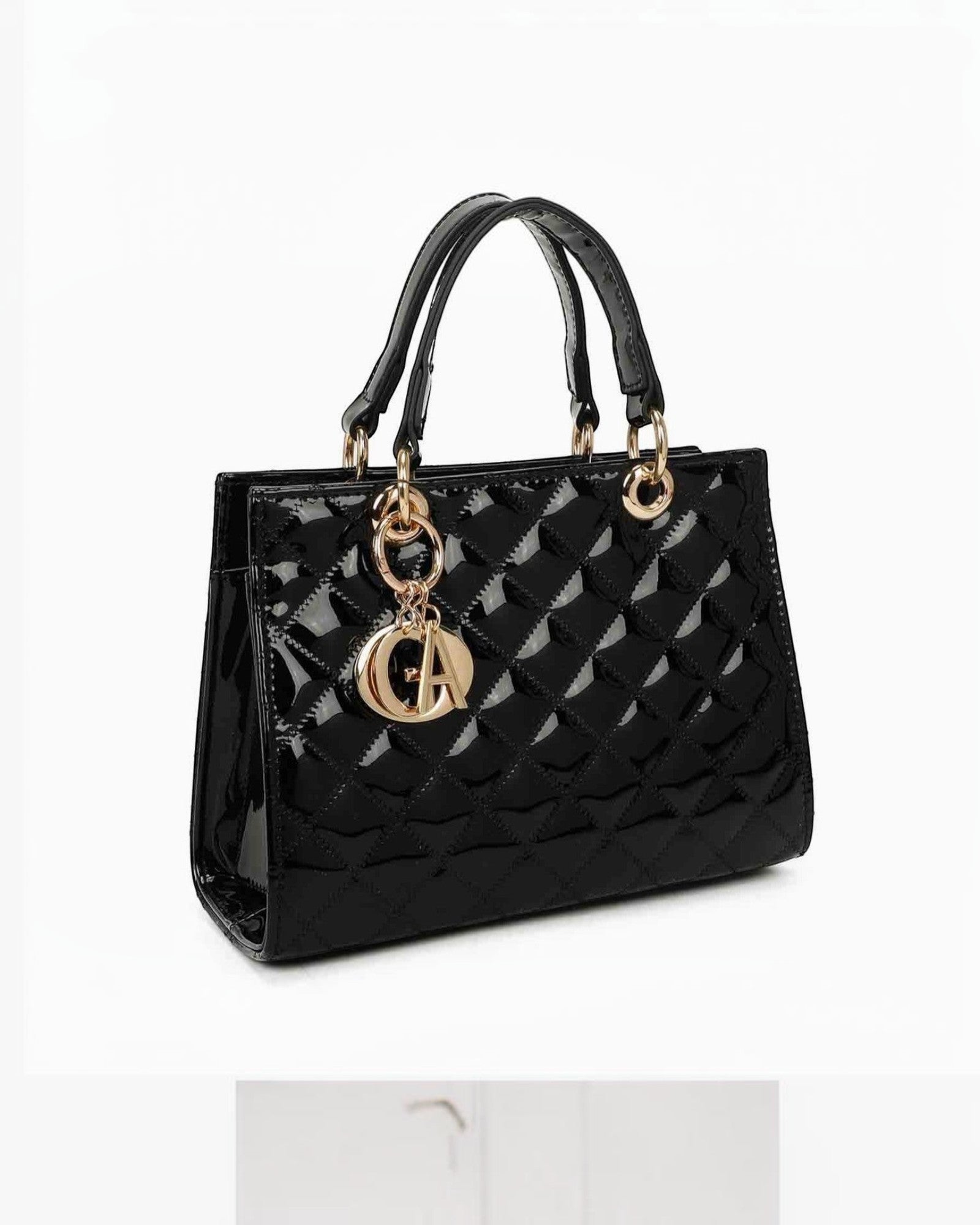 Sac à main noir verni matelassé Scarlett GALLANTRY avec pendentif logo doré, porté main ou bandoulière.
