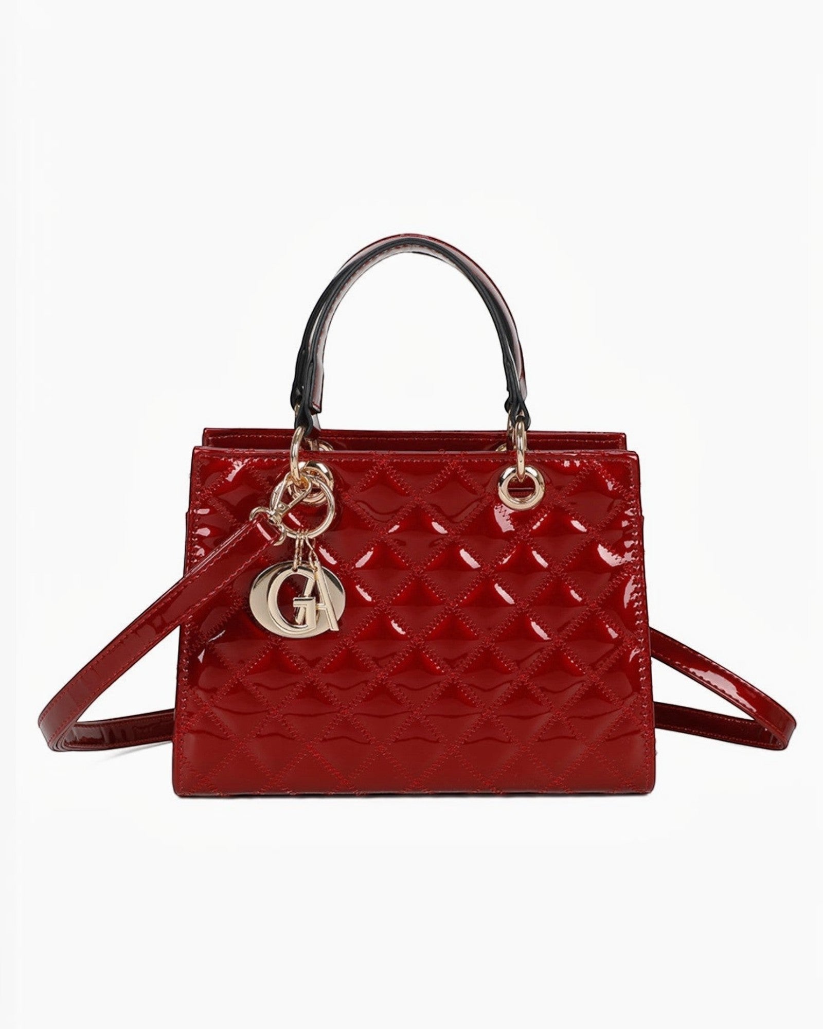Sac à main rouge verni matelassé GALLANTRY avec pendentif logo et finitions dorées, porté à la main ou en bandoulière.