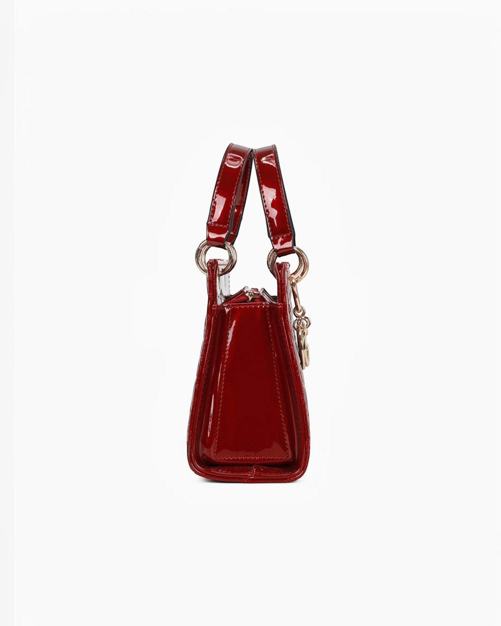 Sac à main Scarlett GALLANTRY verni rouge avec pendentif logo doré, porté main ou bandoulière.