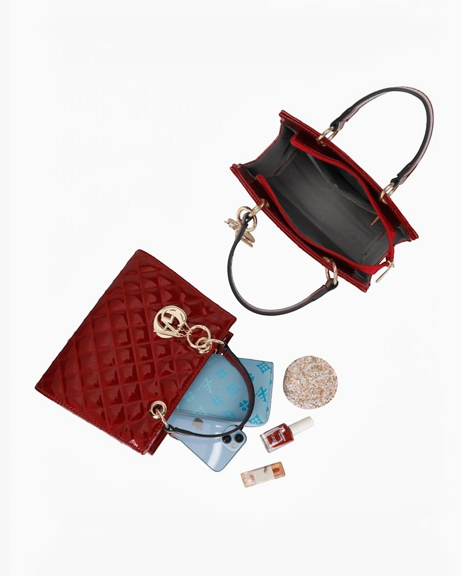 Sac à main matelassé rouge verni GALLANTRY avec pendentif logo doré, porté à la main ou en bandoulière.