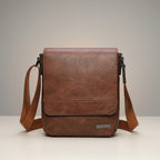 Sacoche bandoulière homme BROCK en cuir synthétique marron, avec rabat et sangle réglable.