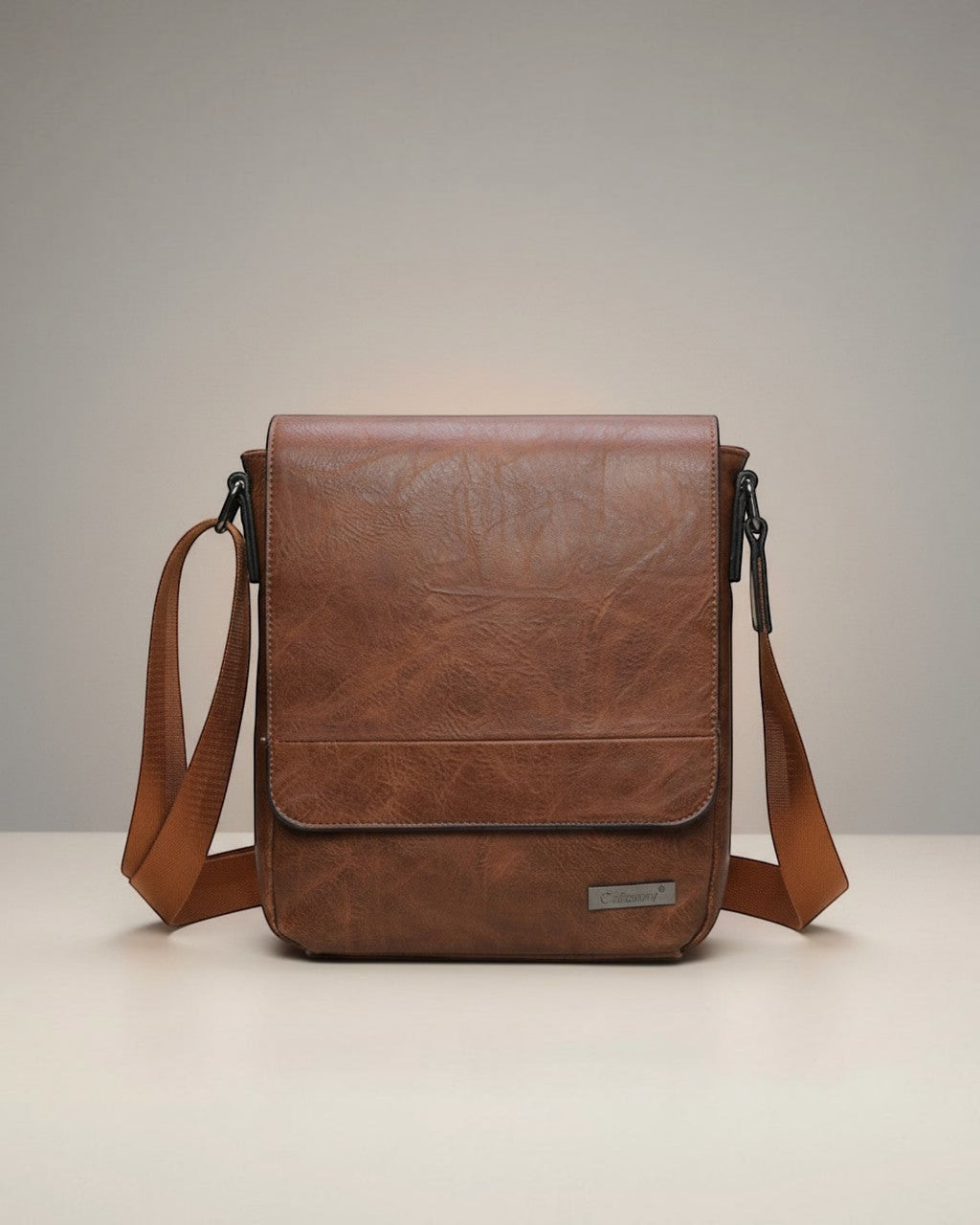 Sacoche bandoulière homme BROCK en cuir synthétique marron, avec rabat et sangle réglable.