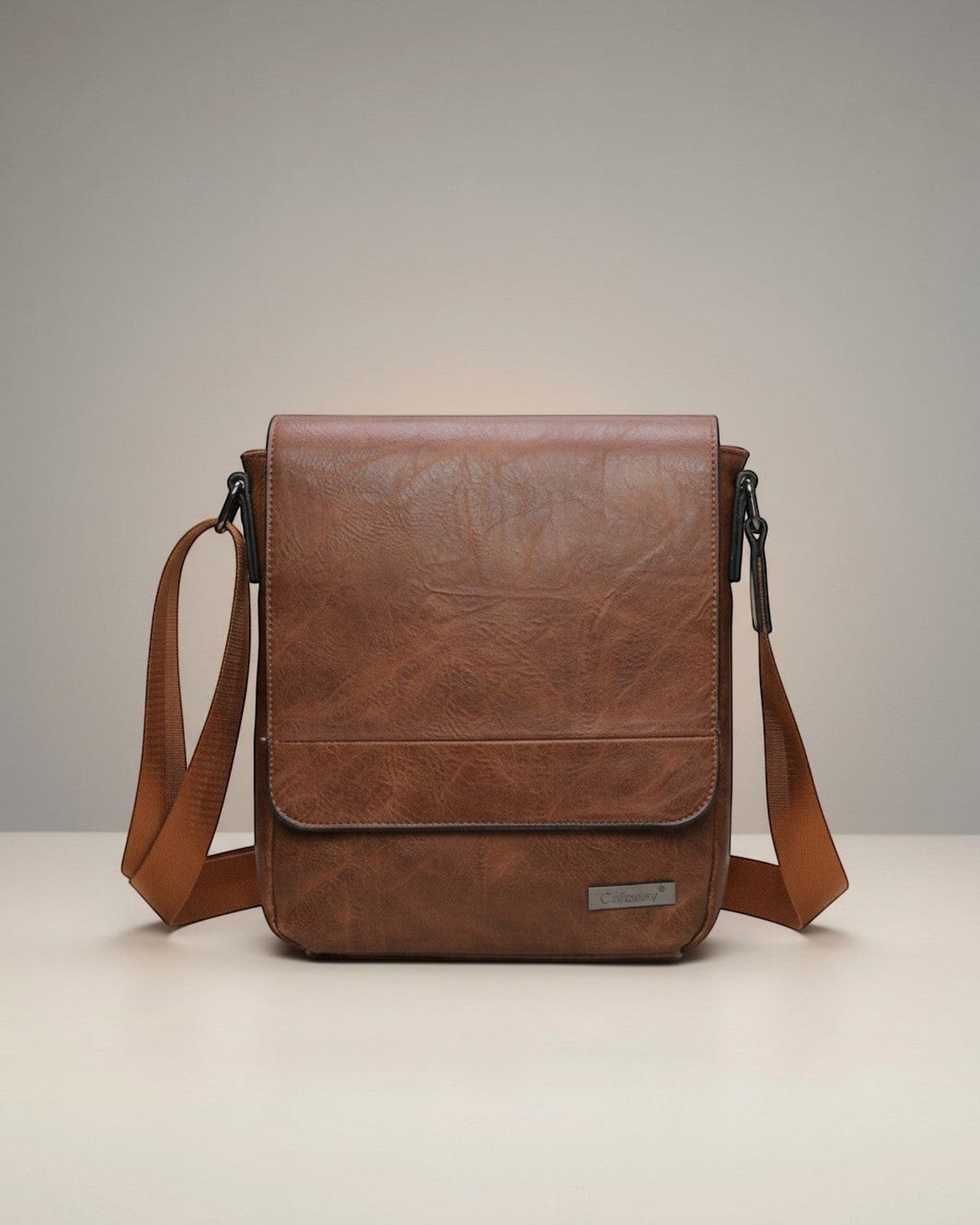 Sacoche bandoulière homme BROCK en cuir synthétique marron, avec rabat et sangle réglable.