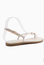 BROCK Sandale plate JOIA beige en tissu avec bride cheville réglable et bijou central. Style minimaliste et féminin.