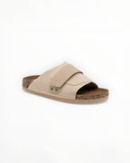 BROCK Sandales en suédine beige à bout ouvert avec bride réglable et semelle en liège. Style minimaliste.